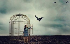 なかなか癒えない権威主義の傷