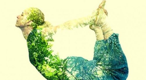 ヨガをする女性