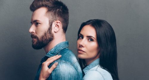 男を抱きしめる女