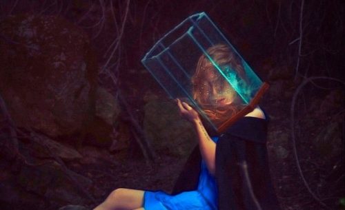 プリズムを頭に抱える女性