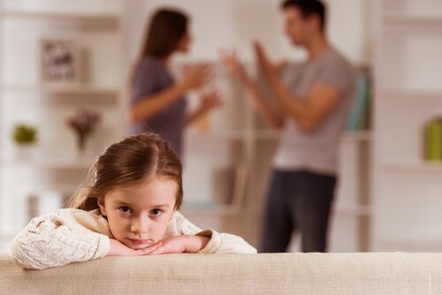 両親の喧嘩を聞く少女