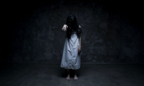 長い髪の女性