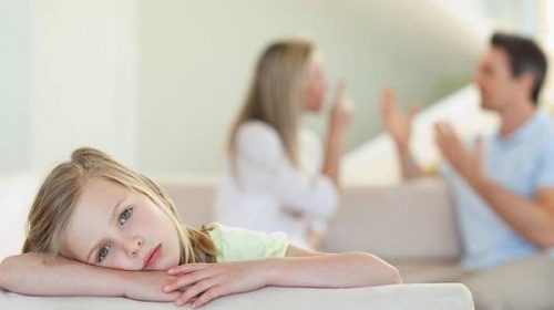 ソファーで悩む少女