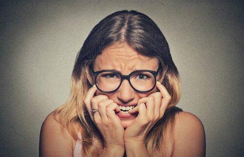 爪を噛むのをやめるための7つのアドバイス