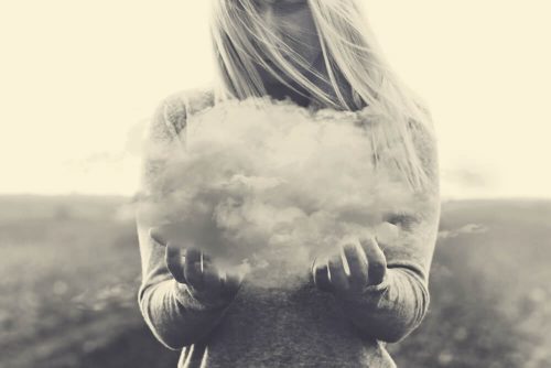 否定的な考えを表す雲を持つ女性