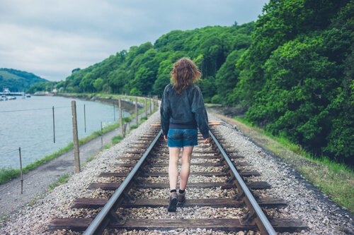 線路を歩く女性