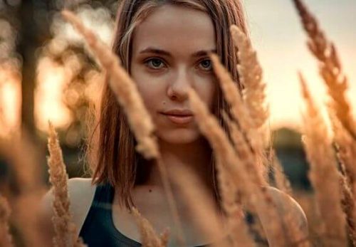 フィールドに立つ女性