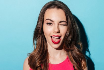 ウインクする女性