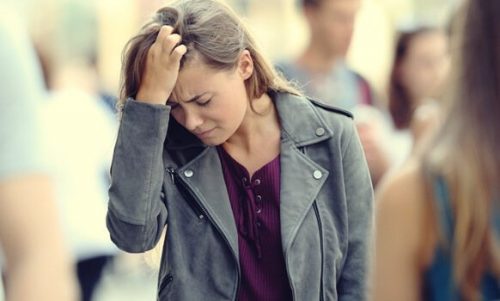 頭を押さえる女性