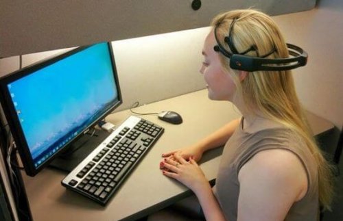 パソコンを使う女性