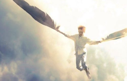 羽を広げた少年