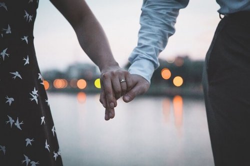 一夫一妻制は、現実的か理想的か?