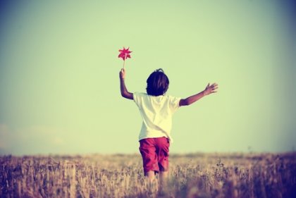 風車を持つ子供