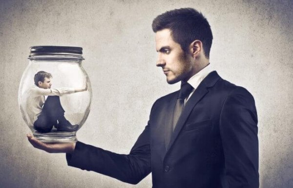 瓶の中に囚われた人