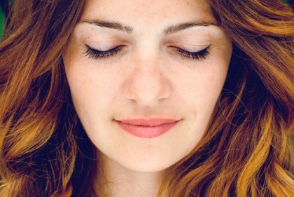 目を閉じた女性