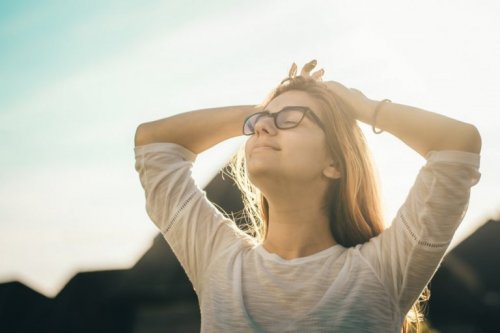 太陽を浴びる女性