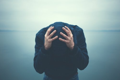 うつむく男性