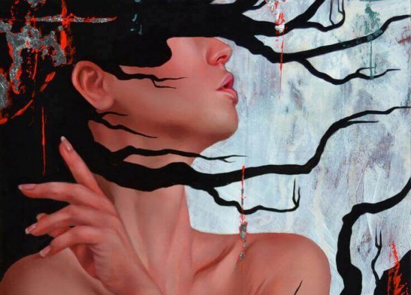 女性と枝のような髪