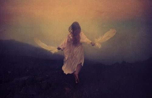 羽を持つ女性