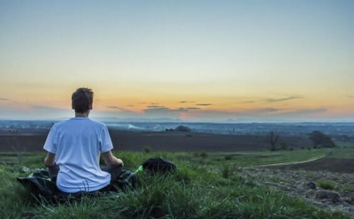 瞑想中に思考が逸れるのを防ぐ方法