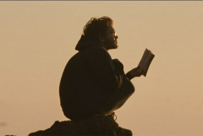 本を読むマッキャンドレス