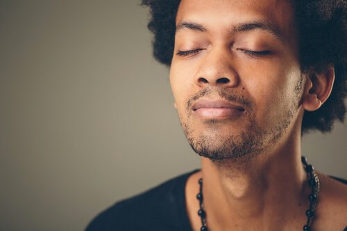 目を閉じた男性