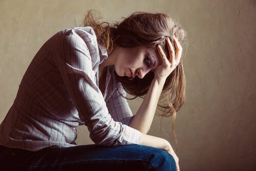 頭を抱える女性