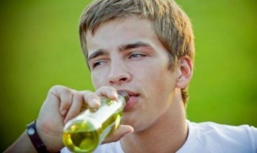 酒を飲む男の子