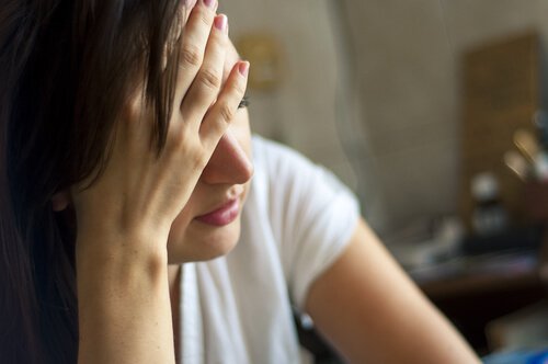 頭を抱える女性