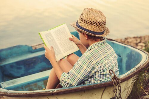 本を読む少年
