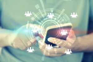 どのようにしてバイラルニュースは私たちを操っているのか?