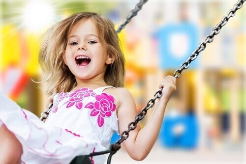 ブランコにのる少女