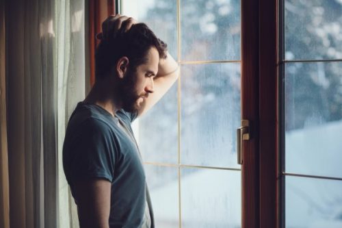 窓際の男性