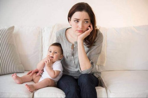 子どもと座る悪い母親