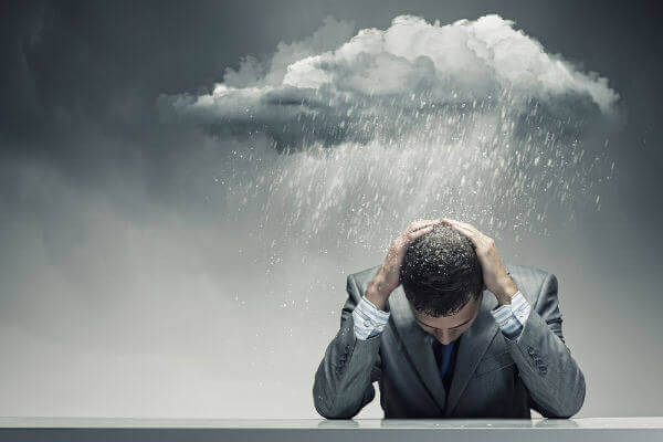 男性に降りかかる雨