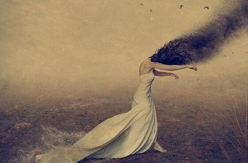 白いドレスの女性