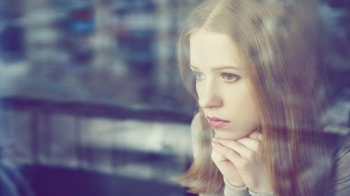 窓の外を眺める女性