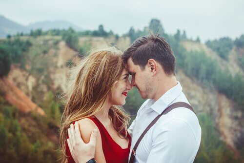 向き合うカップル