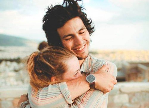 女性を抱き締める男性