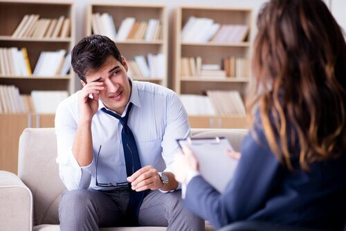 目をこするクライアント