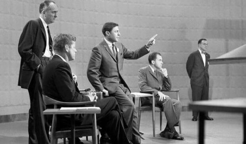 非言語コミュニケーションで政治家が伝えていること