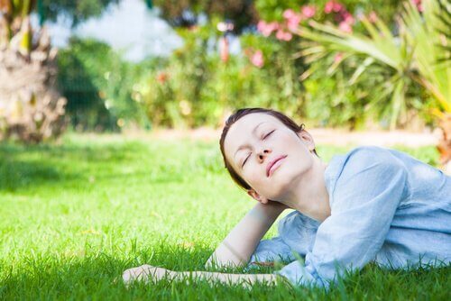 芝生に寝そべる女性