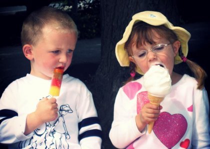 アイスクリームを食べる子供達