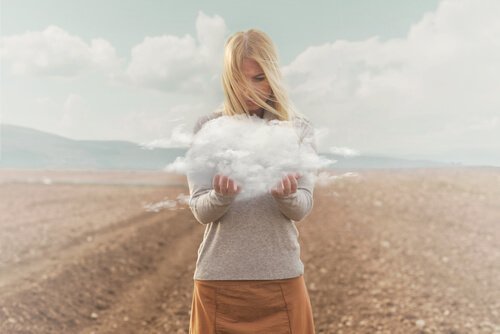 雲を手にする女性