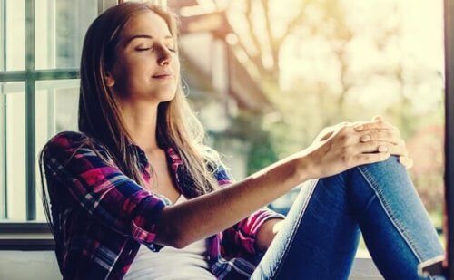 リラックスする女性