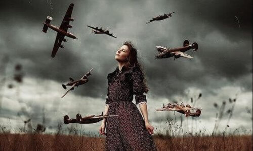 女性の周りの飛行機