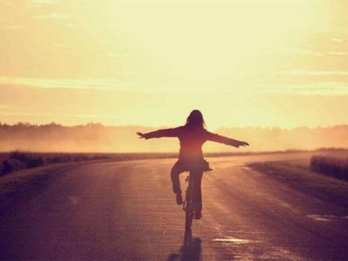 自転車に乗る人