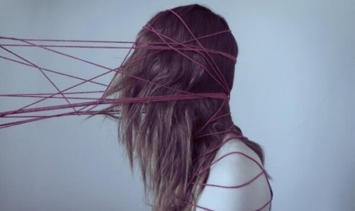紐で結ばれた女性