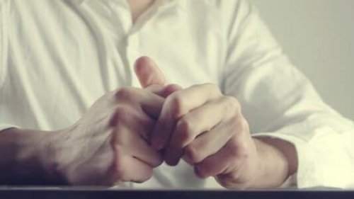 自分の手を握る人