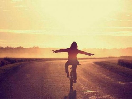 自転車の女性